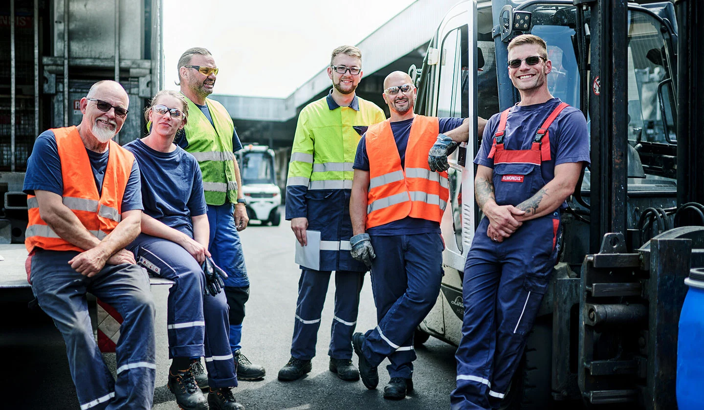 Mitarbeitende von REMONDIS auf dem Betriebsgelände